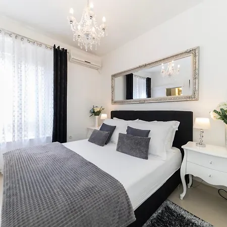 Square Luxury Boutique