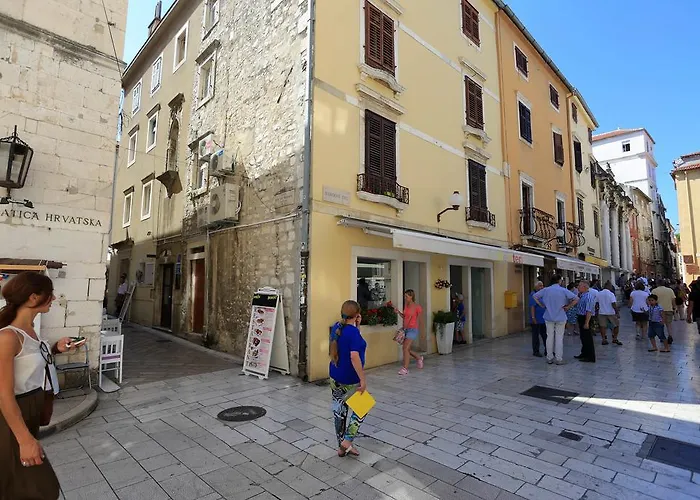 Square Luxury Boutique