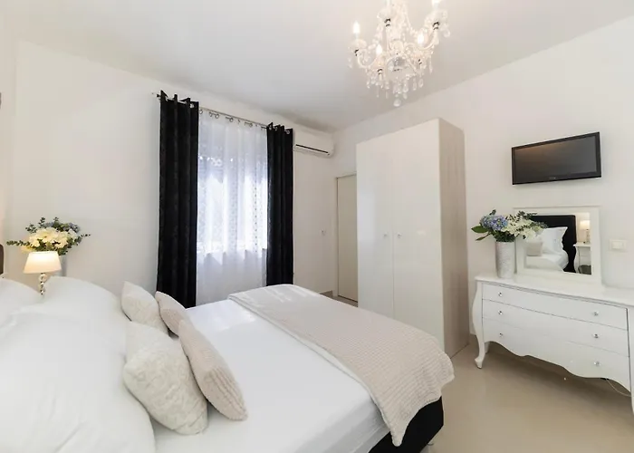 Square Luxury Boutique