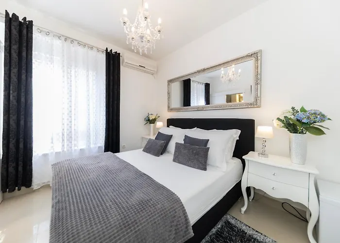 Square Luxury Boutique